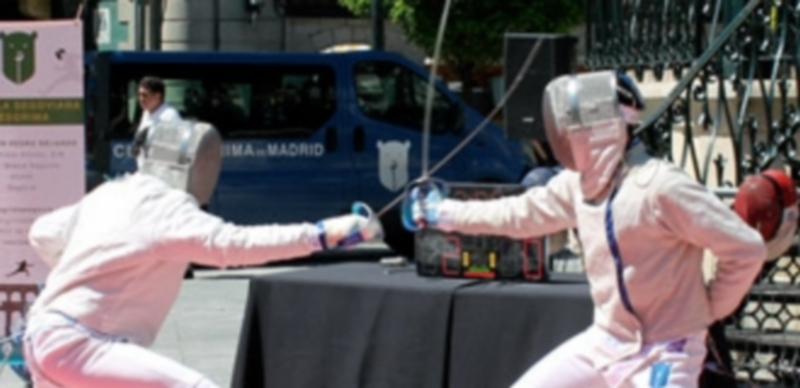 Segovia, capital en guardia 1 Varios de los momentos que ayer pudieron verse en la exhibición de la Escuela Segoviana de Esgrima en la Plaza Mayor. / Kamarero
