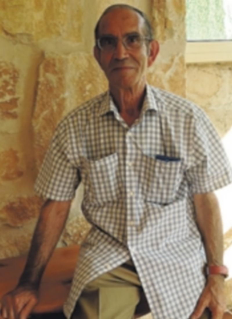 Este matrimonio dedicado al arte muestra sus obras durante la Semana Cultural de Adrados; Carlos de Grado realiza esgrafiado en madera y María del Carmen Viejo trabaja con pintura. / El Adelantado