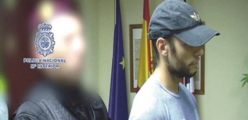 El supuesto culpable de la muerte de Marina Okarynska y Laura del Hoyo escoltado por agentes españoles. / E.P.