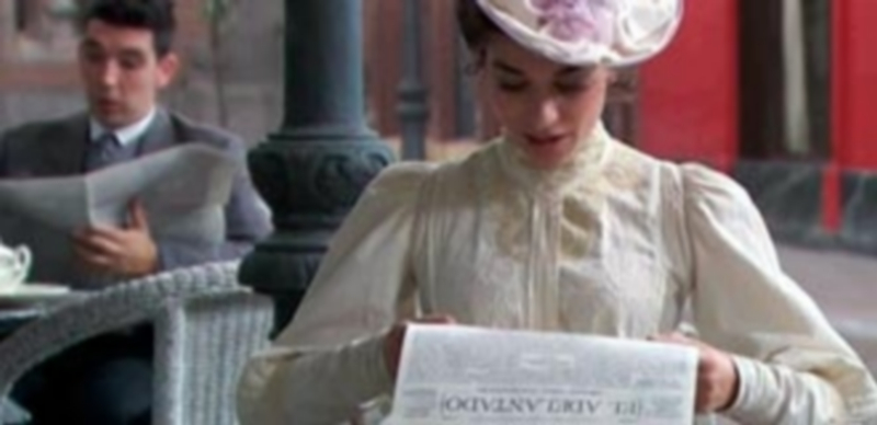 Teresa Sierra (personaje que interpreta Alejandra Meco en ‘Acacias 38’) lee ‘El Adelantado’ en la terraza de La Deliciosa.