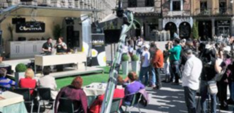 Distintas imágenes de la grabación del programa “Hoy cocina el alcalde” que pudo seguir el público congregado junto a los arcos del Acueducto. / Kamarero