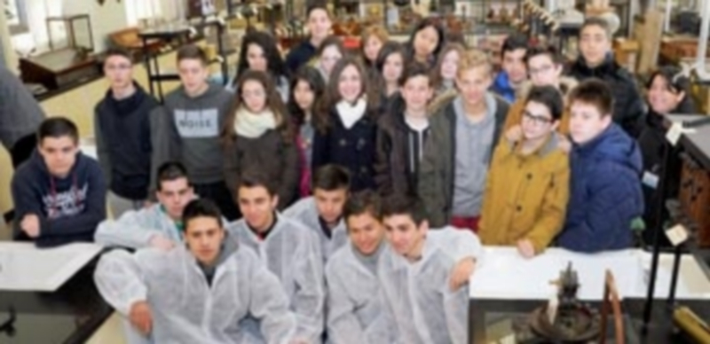 Los estudiantes segovianos mostraron de forma empírica las leyes de Proust en la Academia de Artillería ante los compañeros extremeños. / KAMARERO