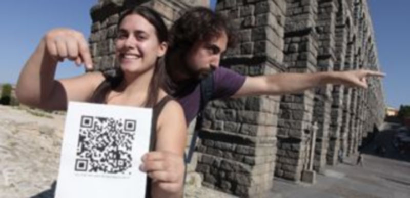 Beatriz Marí y Gonzalo San Martín posan con el código QR que redirige a su blog