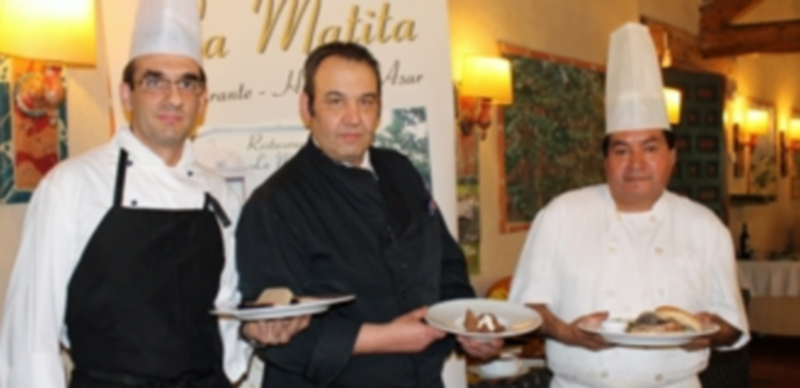 los cocineros de La Matita muestran algunos de los platos de las jornadas. M. G.