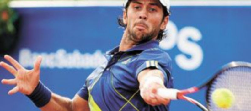 Verdasco devuelve la bola en su partido ante Gasquet. /Efe