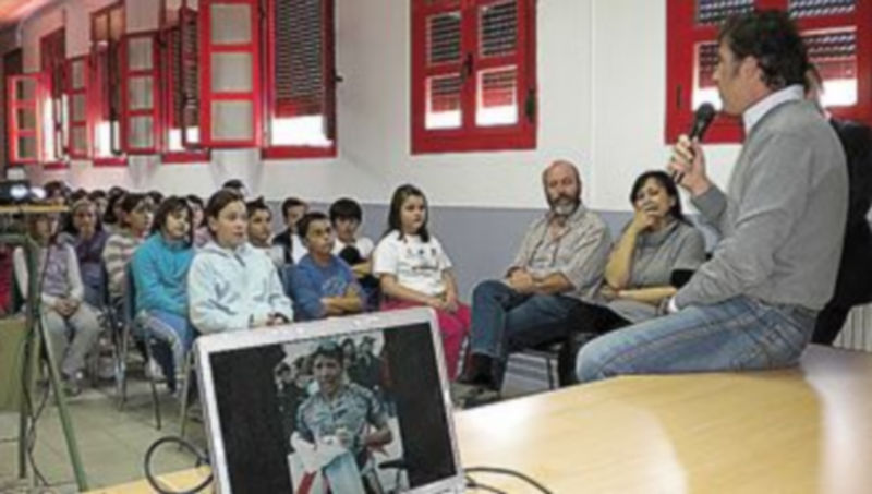 Delgado recorrió las aulas del colegio