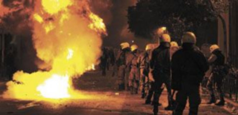 Los asistentes a una manifestación incendiaron mobiliario urbano en las inmediaciones de la plaza Syntagma