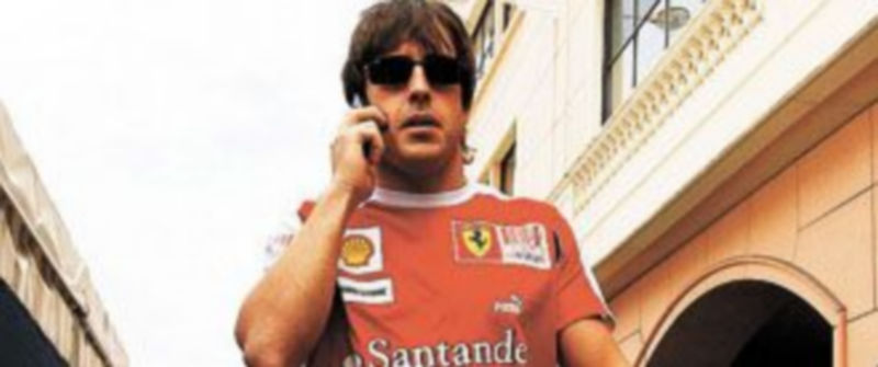 Alonso camina por el ‘paddock’ del trazado monegasco. / Reuters