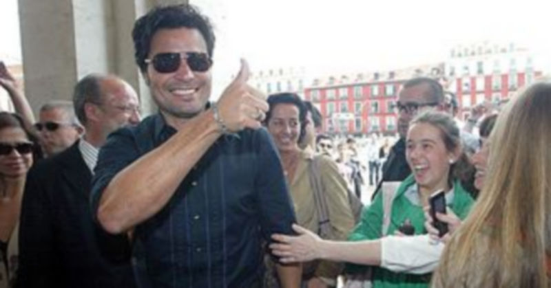 El cantante fue recibido con entusiasmo por sus seguidoras a su llegada