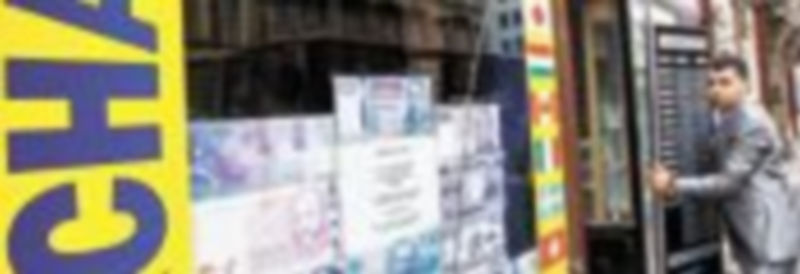 Un cambista de moneda abría ayer su negocio en Budapest. / Reuters