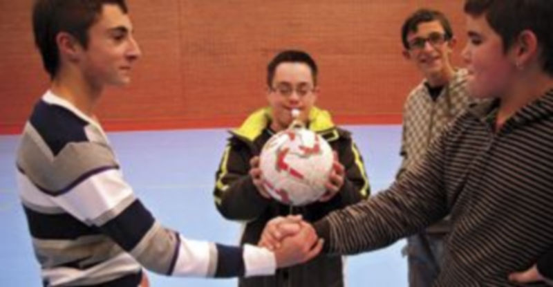 Diego Jerónimo se dispone a dar el comienzo en un encuentro deportivo en el centro educativo de Carbonero. /El Adelantado