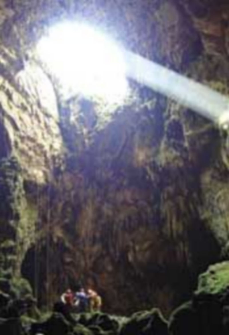 Imagen de una de las cavidades estudiada por el club deportivo palentino “Nubis” durante el curso de espeleología que está llevando a cabo. / Ical.