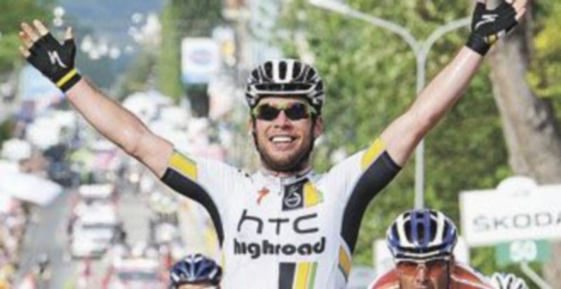 Cavendish festeja su triunfo en la décima etapa. / Efe