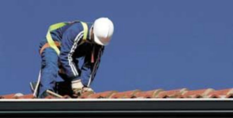 Un empleado de la construcción durante su jornada laboral. Este sector es uno de los que más dolencias profesionales registra. / Valdivielso