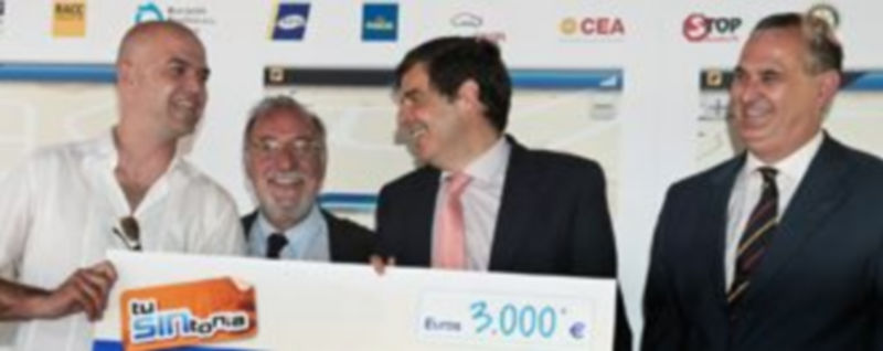 Mon Monroy posa con su cheque junto al director de la DGT y los responsables de la asociación Cerveceros de España. / El Adelantado