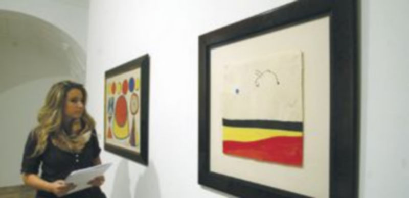 Una  visitante se para ante una de las obras de Joan Miró que componen la exposición. / Miriam Chacón-Ical.