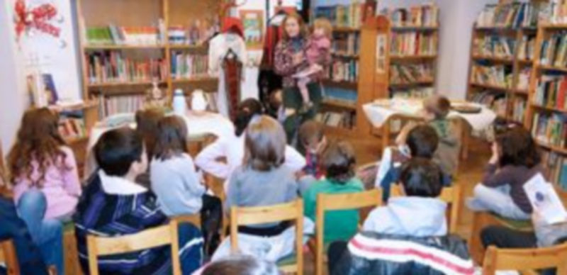Un momento de la sesión de cuentacuentos intercultural organizada con motivo del Día del Migrante