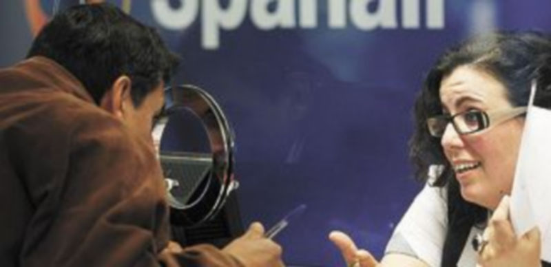 Escenas como ésta se repitió ayer en distintos aeropuertos españoles./Reuters