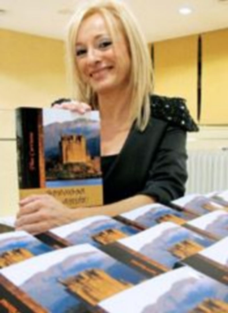 La escritora afincada en El Espinar posa con varios ejemplares de su última creación literaria. / El Adelantado