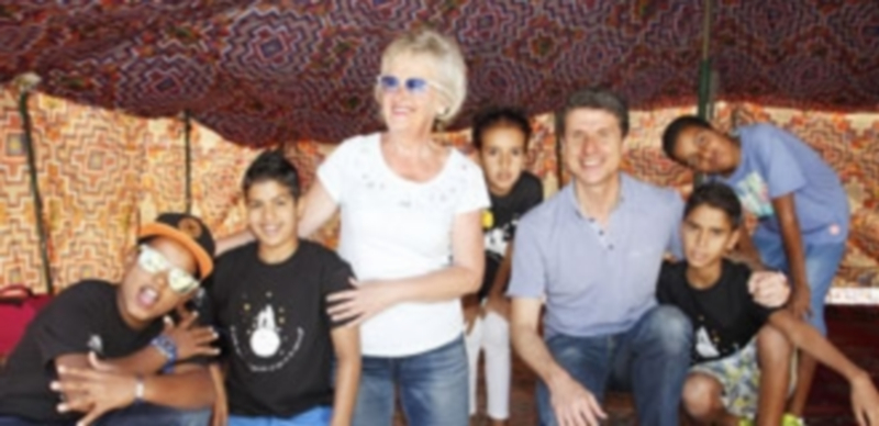 Los niños saharauis ofrecieron té y pasas a los visitantes a la jaima