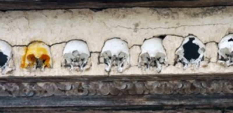 Calaveras en el muro 1 Cráneos humanos colocados en uno de los muros de la Casa de Ánimas de Hontalbilla