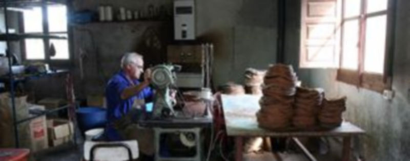 En el taller de artesanía de Covarrubias (Burgos) siguen usándose las mismas herramientas