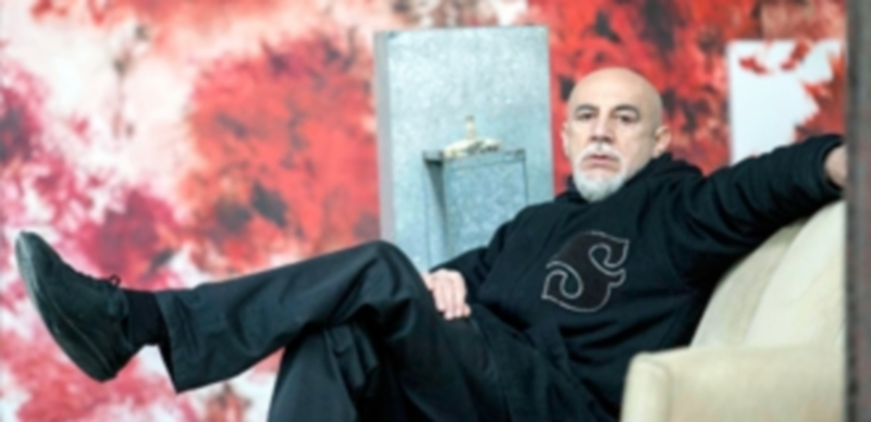 El pintor Carlos León posaba así antes de la inauguración de la exposición que puede visitarse en Pedraza