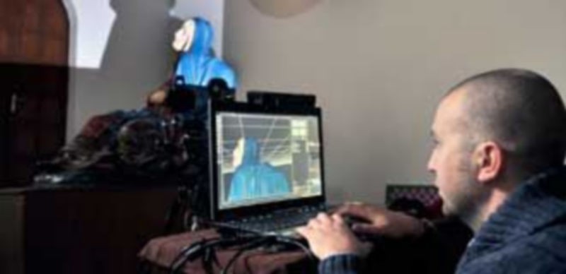 El proceso de escaneo de la imagen de la Virgen de las Angustias se realizó en la mañana de ayer en la iglesia del Corpus. / Kamarero