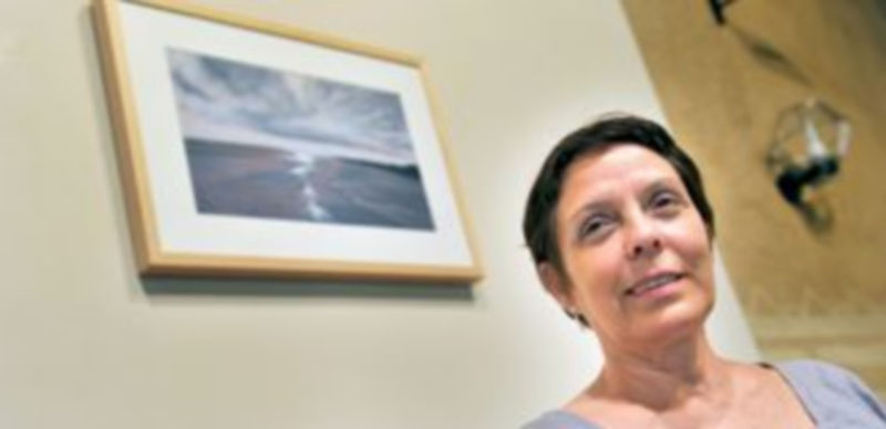 Josefa Lozano junto a su obra hecha en papel sobre pastel expuesta en la Diputación Provincial de Segovia. / Kamarero