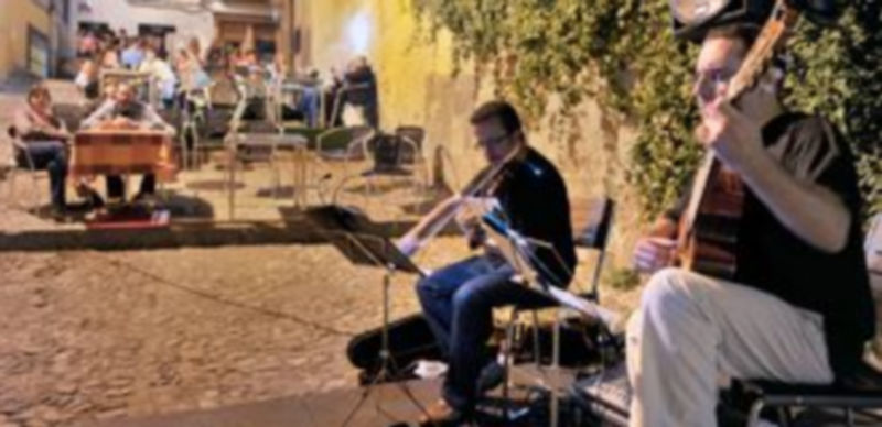 Imagen de la calle de la Alhóndiga donde se desarrollan muchas de las actuaciones programadas por el Festival junto con los bares de la zona. / Kamarero