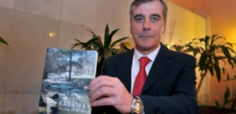 El Eresma longitudinal 1 El autor del trabajo muestra el libro