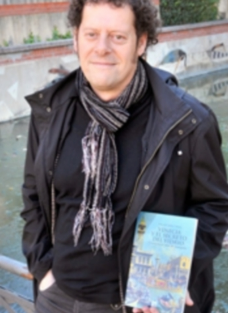 El origen del espionaje 1 Eduardo Juárez Valero posa con su libro “Venecia y el secreto del vidrio”