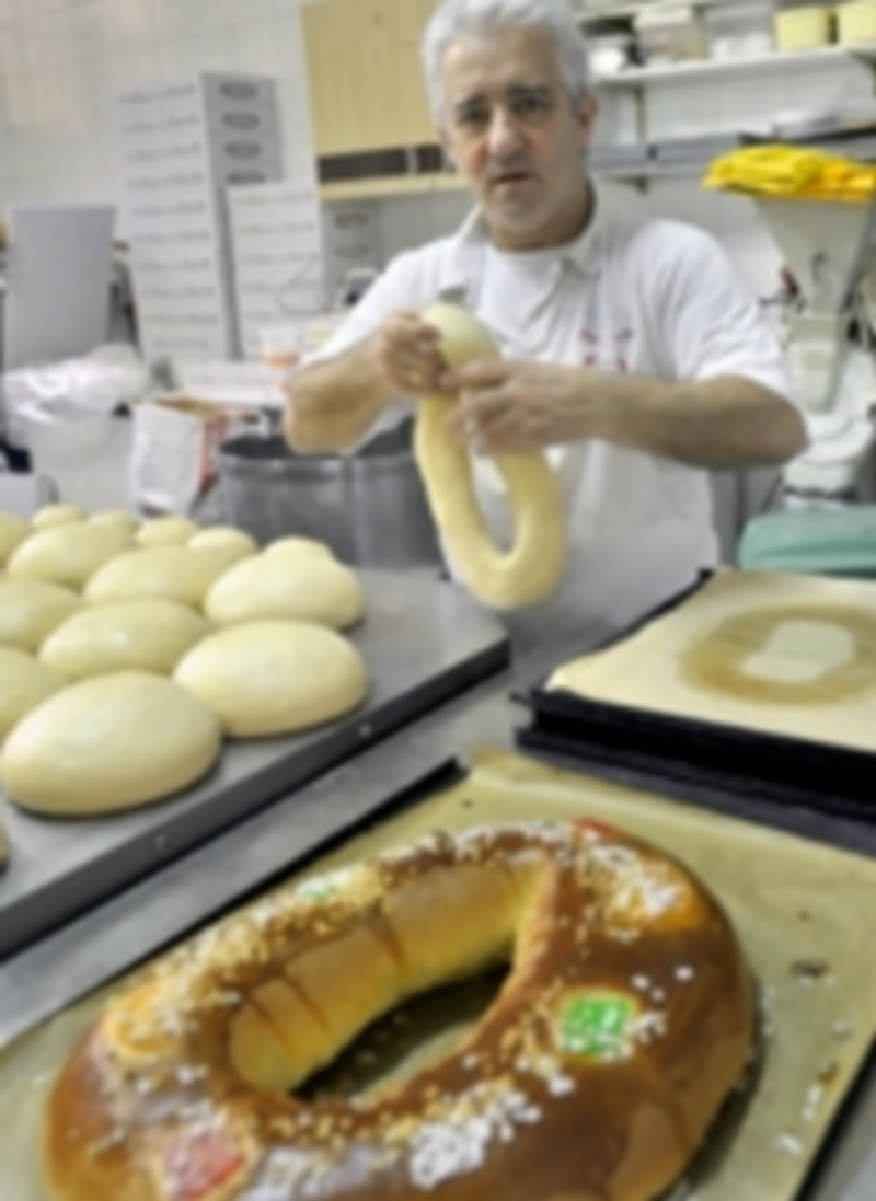 Jesús Manso asegura que la mejor manera de saborear un roscón es mojado en una taza de chocolate o café. / Kamarero