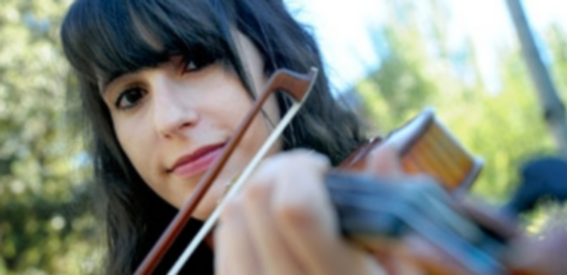 Cuatro cuerdas de talento 1 La joven violinista Marina Alba Barrio posa junto al instrumento que domina desde que era una niña. / Kamarero