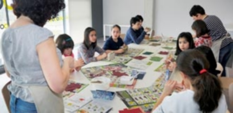 Más de dos docenas de jóvenes escolares han participado estos dos días en los talleres de creación en papel impartido por ‘Libris Encuadernación’. / KAMARERO