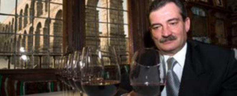 Pablo Martín Martín examinando algunos vinos desde uno de los comedores del Mesón Cándido