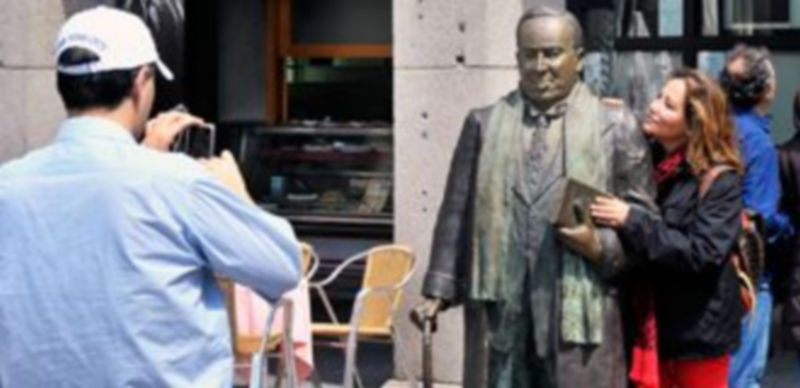 Segovia: "Cultural city guide" 1 El artículo habla de Machado