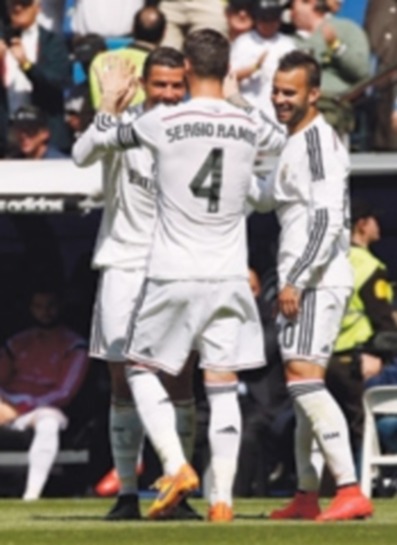 Ramos y Jesé (der) felicitan a Cristiano tras el primer gol del partido. / EFE