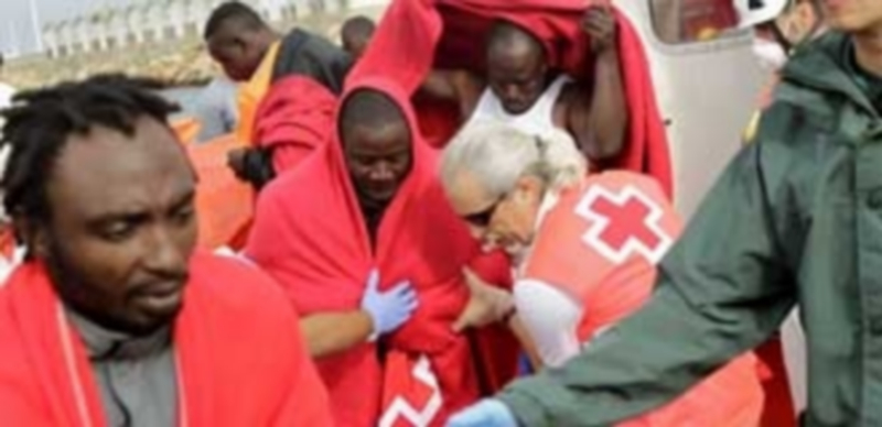 Detenidas 15 personas al caer una red dedicada al tráfico ilegal de personas 1 Un grupo de inmigrantes es atendido por Cruz Roja. / Efe