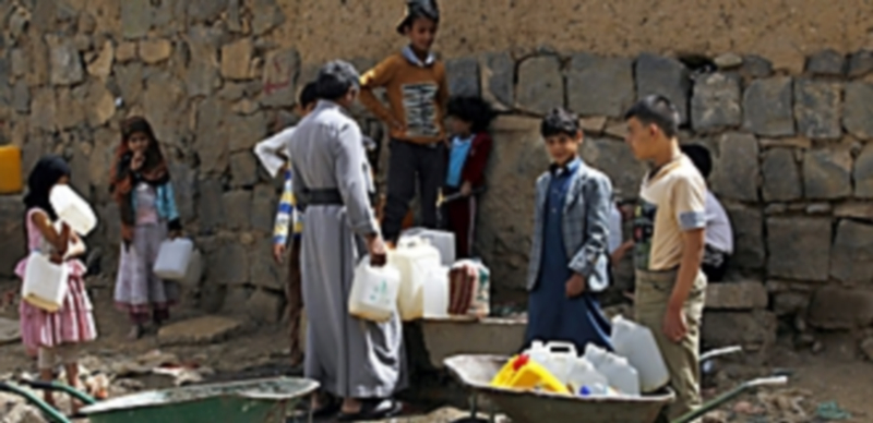 Ciudadanos yemeníes esperan para recoger agua en la capital del país