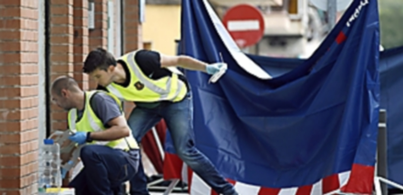 Un hombre fue detenido después de haber asesinado a su expareja de una puñalada en plena calle en Castelldefels. / EFE