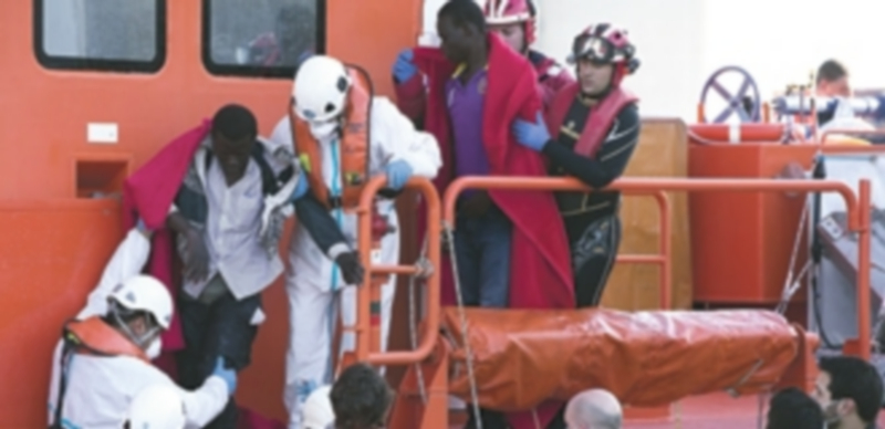 Localizan los cuerpos de cuatro de las 39 personas desaparecidas tras un naufragio 1 Las personas rescatadas fueron atendidas por efectivos de Cruz Roja. / Efe