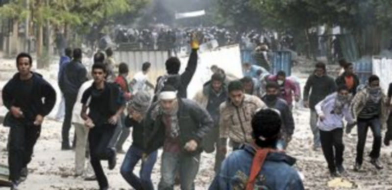 Los protestantes respondieron con piedras a los gases lacrimógenos y las pelotas de goma que dispararon los agentes. / Reuters.