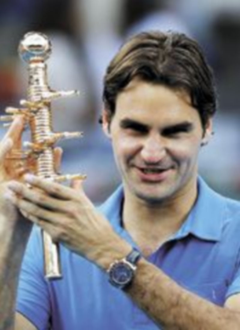 Roger Federer posa con el trofeo conquistado en la Caja Mágica. / Reuters.
