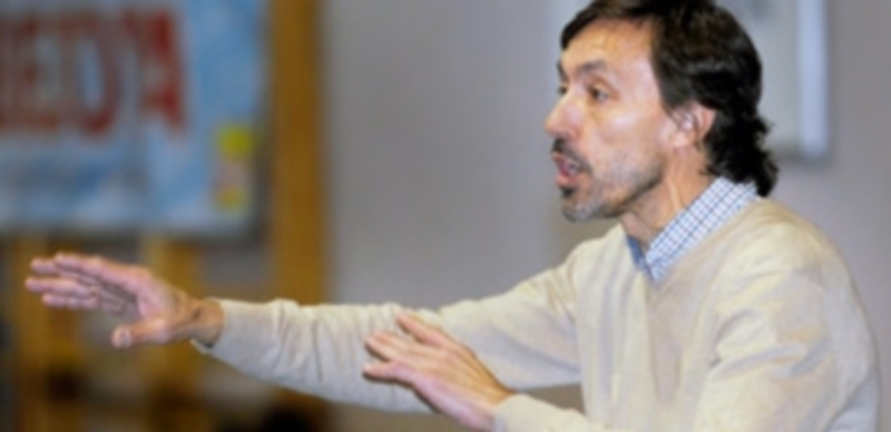 El entrenador segoviano Juan Carlos Manrique da instrucciones a sus jugadoras desde la banda