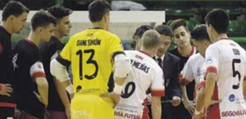 Varios jugadores del Naturpellet Segovia rodean a su entrenador Diego Gacimartín durante un tiempo muerto