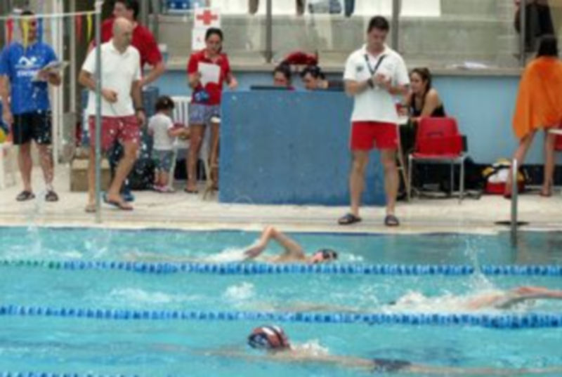 Uno de los jueces en la toma de tiempos durante una de las series celebradas en la piscina cubierta. / El Adelantado.