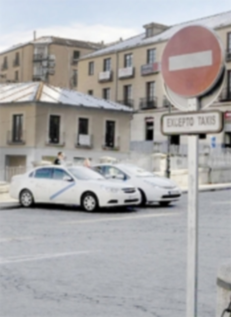 Las exigencias para conducir un taxi son menores desde principios de este año. / el adelantado