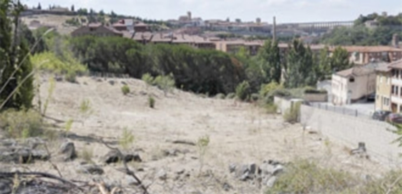 La parcela conocida como ‘Casa de Guardas’ acogerá el futuro Instituto de Enseñanza Secundaria y Formación Profesional del Barrio de San Lorenzo. / juan martín