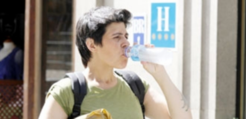 Las autoridades sanitarias insisten en el envío de mensajes recomendando aumentar el consumo de bebidas y de comidas ligeras